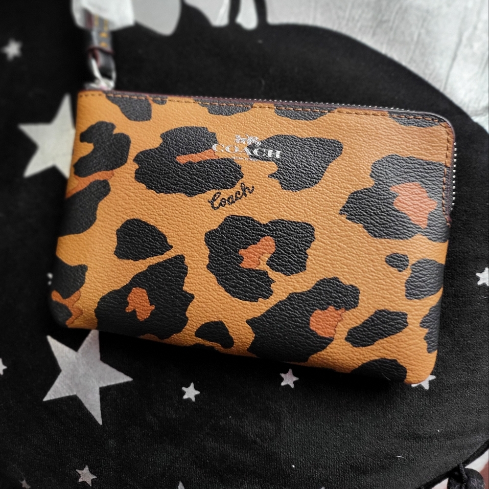Coach NWT corner zip wristlet Brown leopard print